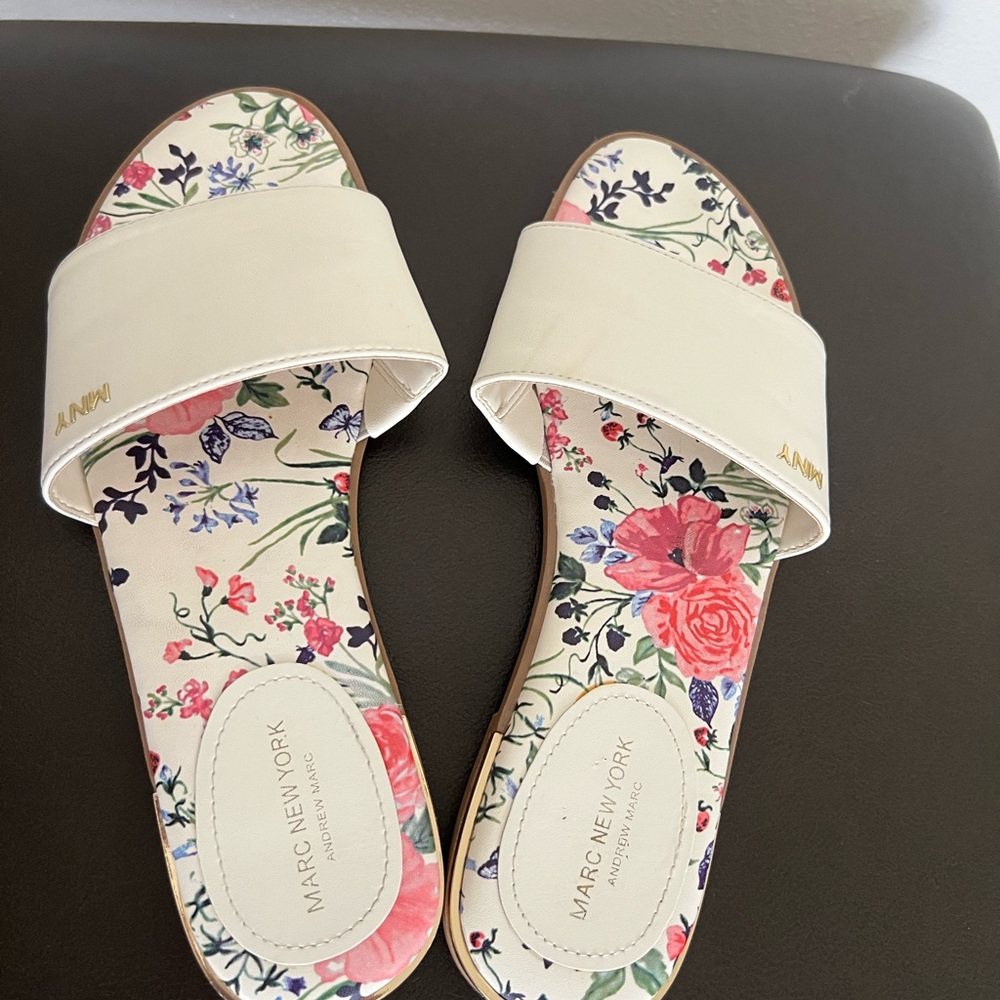 Marc New York Women's white Floral Slide Sandals size 7/5 M